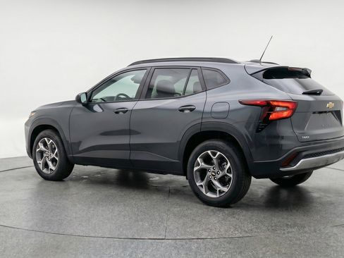 Used 2025 Chevrolet Trax LT w/ LT Convenience Package FWD image 6