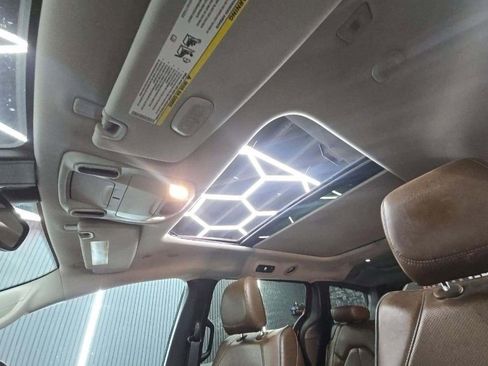 Used 2018 Chrysler Pacifica Limited FWD image 5
