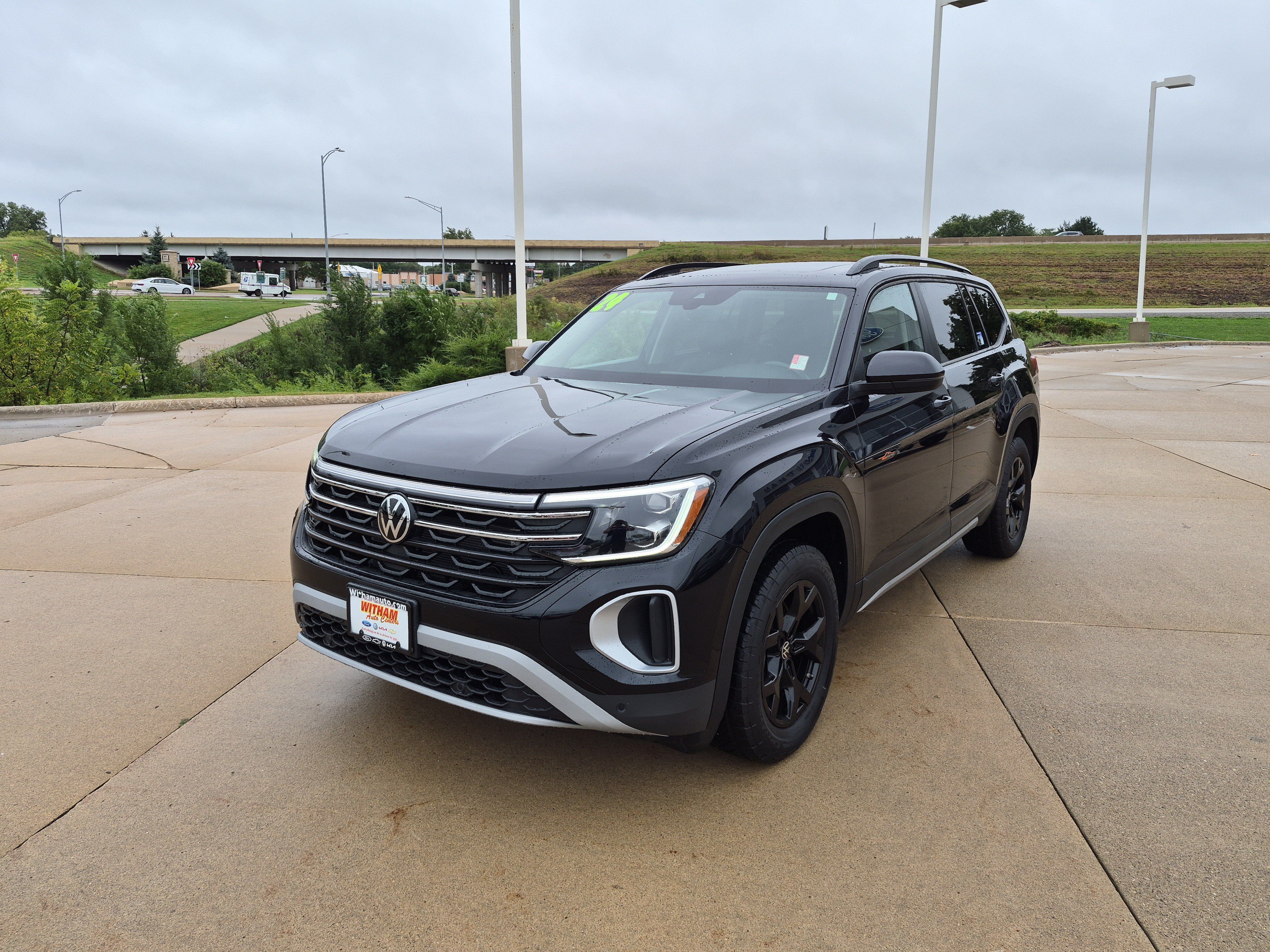 Used 2024 Volkswagen Atlas Peak Edition SE AWD/4WD image 9