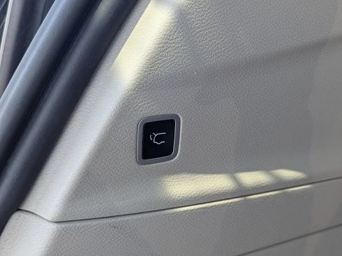 Used 2023 Chrysler Pacifica Touring-L FWD image 32
