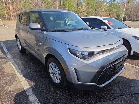 Used 2025 Kia Soul LX image 1