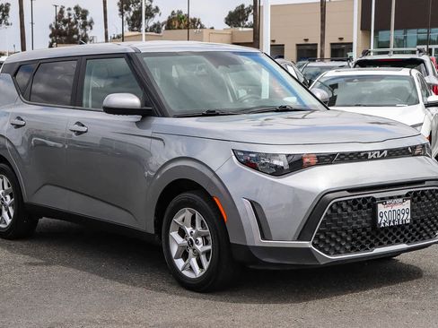 Used 2023 Kia Soul LX w/ Option Group 015 FWD image 3