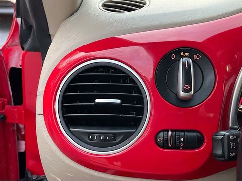 Used 2019 Volkswagen Beetle 2.0T SE image 10