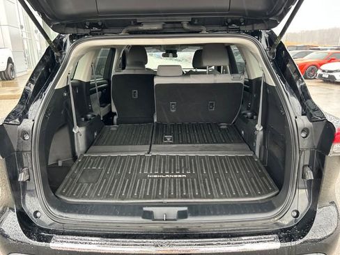 Used 2023 Toyota Highlander L image 48