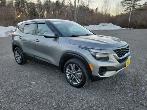 Used 2023 Kia Seltos LX image 3