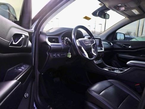 Used 2020 GMC Acadia SLT w/ Driver Alert Package II image 17