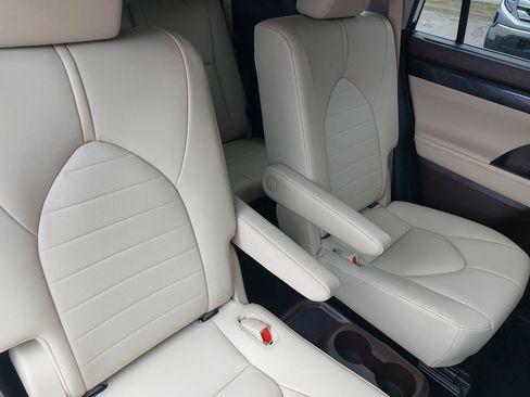 Used 2021 Toyota Highlander XLE FWD image 11