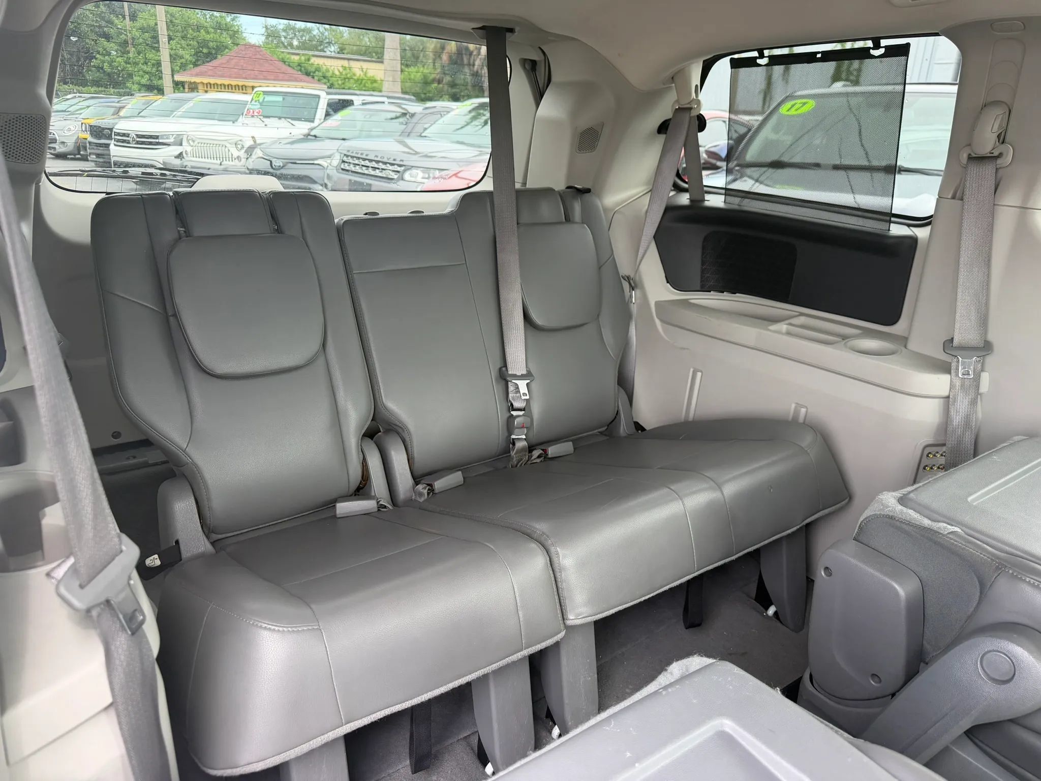 Used 2011 Volkswagen Routan SE FWD image 17