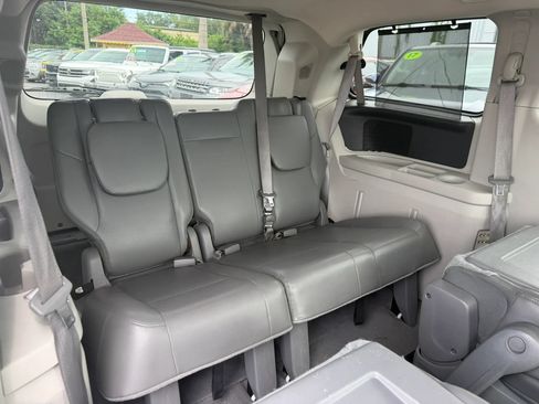 Used 2011 Volkswagen Routan SE FWD image 17