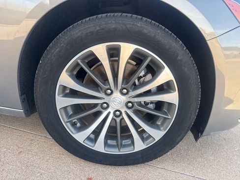 Used 2017 Buick LaCrosse Preferred image 9