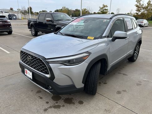 Certified 2022 Toyota Corolla Cross XLE image 3