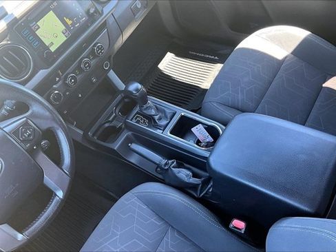 Used 2017 Toyota Tacoma TRD Sport AWD/4WD image 18