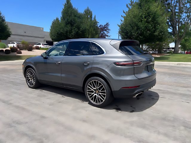 Used 2022 Porsche Cayenne w/ Premium Package AWD/4WD image 3