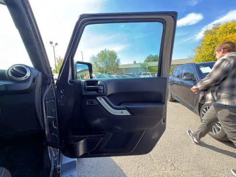 Used 2017 Jeep Wrangler Unlimited Sahara w/ Max Tow Package image 7