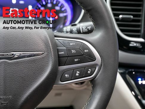 Used 2024 Chrysler Pacifica Touring-L FWD image 15