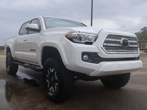 Used 2017 Toyota Tacoma TRD Sport w/ Tow Package (A/T) AWD/4WD image 4