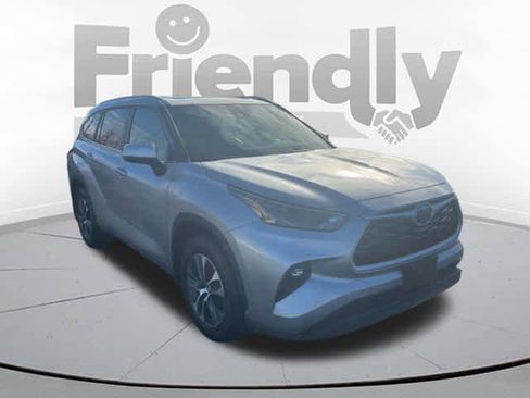 Used 2023 Toyota Highlander XLE image 3
