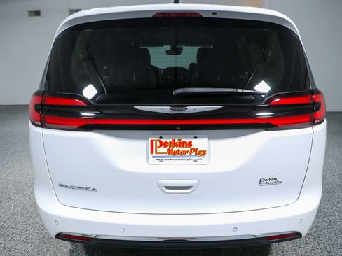 Used 2024 Chrysler Pacifica Touring-L FWD image 8