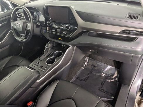 Used 2023 Toyota Highlander XLE image 32