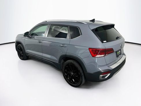 Used 2023 Volkswagen Taos SE w/ Panoramic Sunroof Package FWD image 5