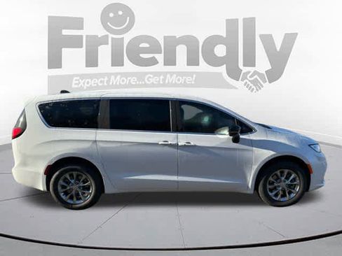 New 2026 Chrysler Pacifica Select image 2