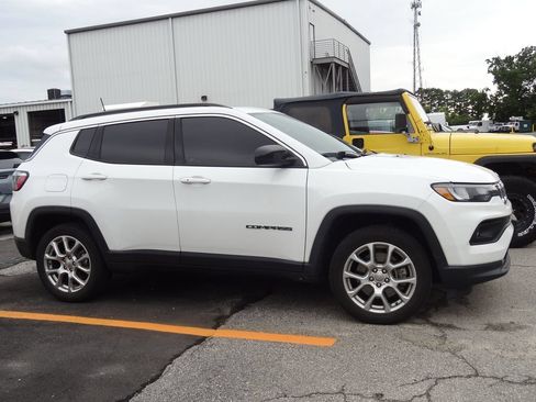 Used 2023 Jeep Compass Latitude w/ Sun and Sound Group AWD/4WD image 3