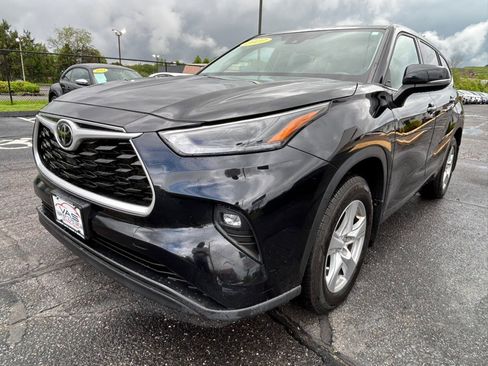 Used 2022 Toyota Highlander LE AWD/4WD image 1
