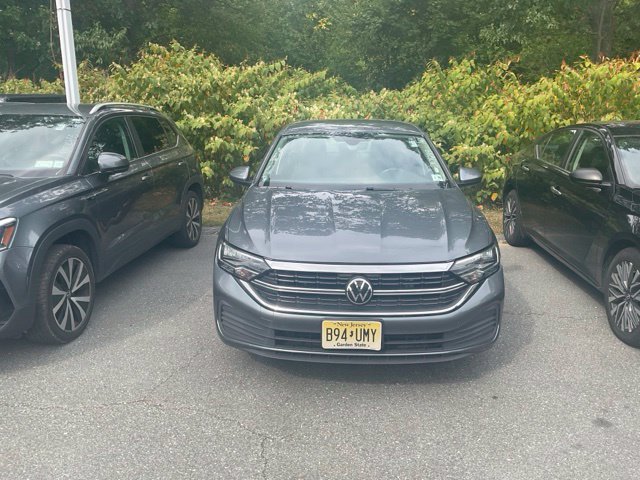Used 2024 Volkswagen Jetta SE FWD image 2