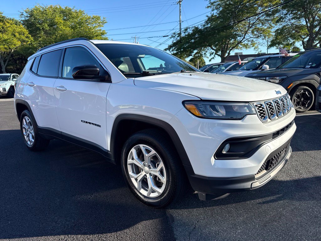 Used 2024 Jeep Compass Latitude AWD/4WD image 3