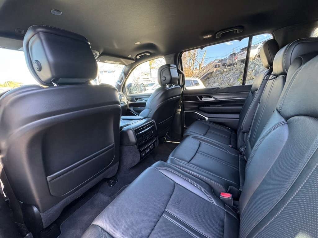 Used 2023 Jeep Wagoneer Series III w/ Convenience Group I AWD/4WD image 19