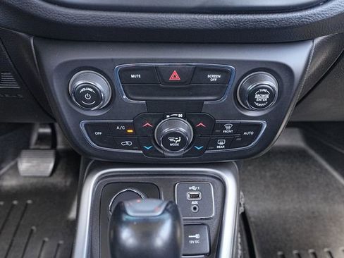 Used 2020 Jeep Compass Latitude w/ Cold Weather Group AWD/4WD image 32