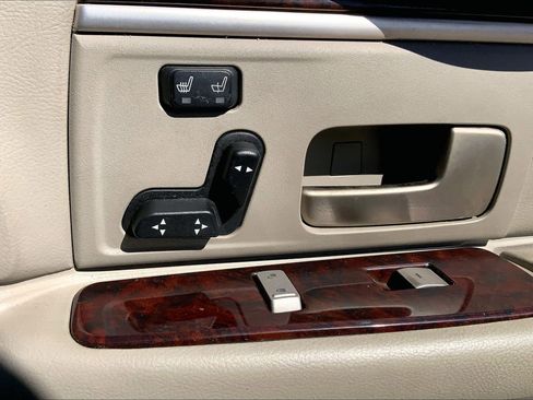 Used 2011 Lincoln Town Car Signature Limited image 33