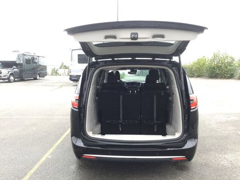 Used 2024 Chrysler Pacifica Select image 11