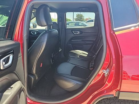 Used 2025 Jeep Compass Trailhawk AWD/4WD image 12