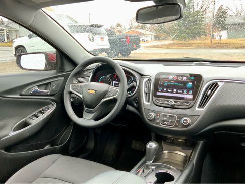 Used 2017 Chevrolet Malibu LT image 38