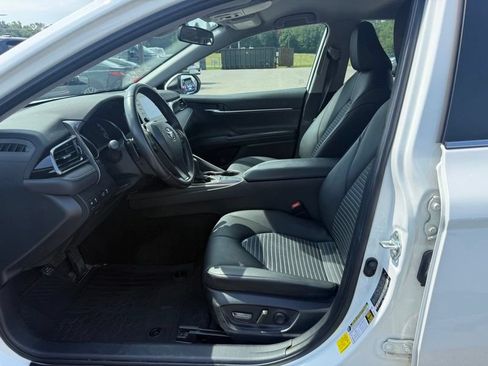 Used 2023 Toyota Camry SE FWD image 3