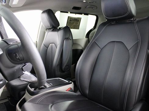 Used 2024 Chrysler Pacifica Touring-L image 15