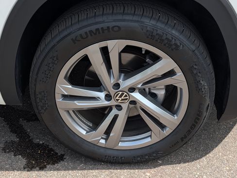 Certified 2024 Volkswagen Atlas Cross Sport SEL R-Line AWD/4WD image 16