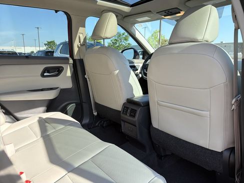 Used 2023 Nissan Rogue SV w/ SV Premium B Package FWD image 17