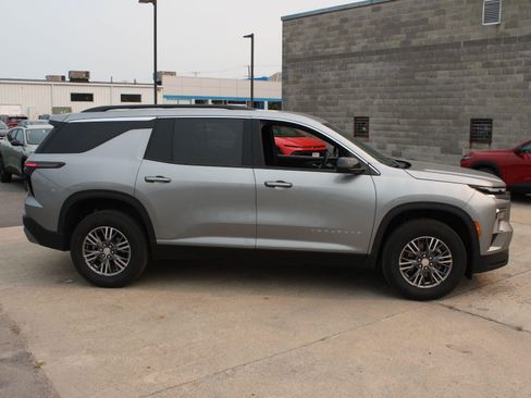 Used 2026 Chevrolet Traverse LT AWD/4WD image 4