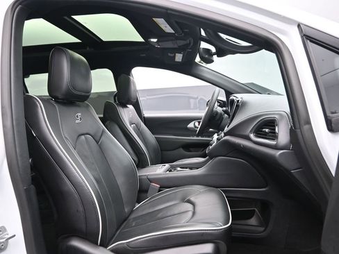 Used 2025 Chrysler Pacifica Limited image 35