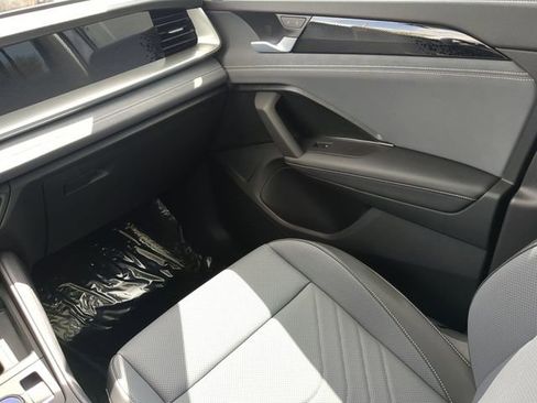 New 2026 Volkswagen Tiguan SE FWD image 16