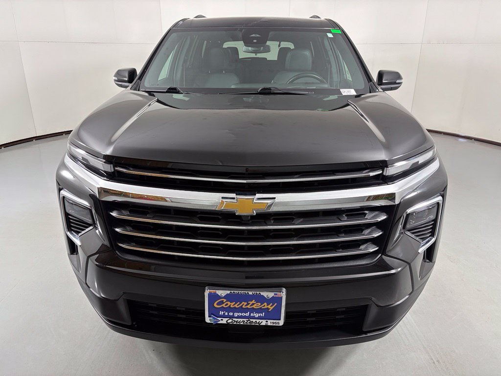 Used 2025 Chevrolet Traverse LT FWD image 3