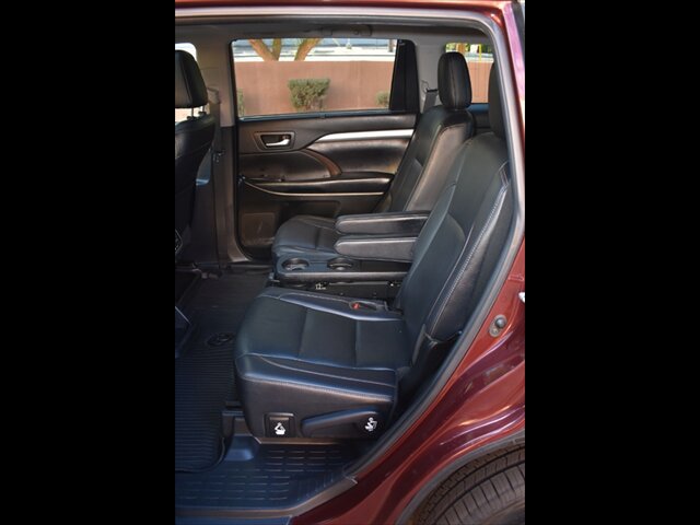 Used 2019 Toyota Highlander XLE FWD image 19