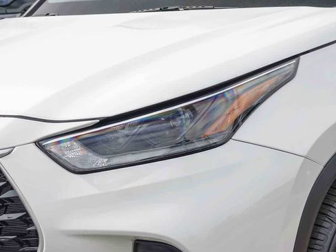 Used 2021 Toyota Highlander XLE image 8