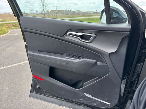 Used 2025 Kia Sportage LX image 18