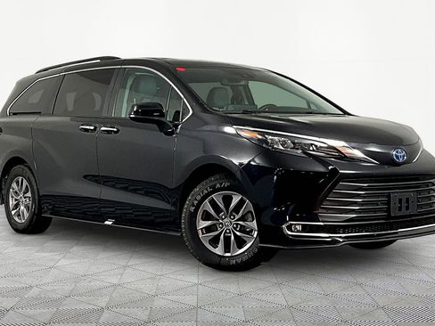 Used 2024 Toyota Sienna XLE FWD image 3