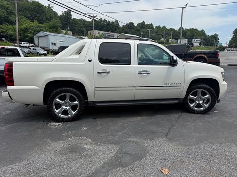 Used 2013 Chevrolet Avalanche LTZ AWD/4WD image 26