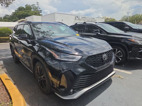 Used 2024 Toyota Highlander XSE FWD image 1