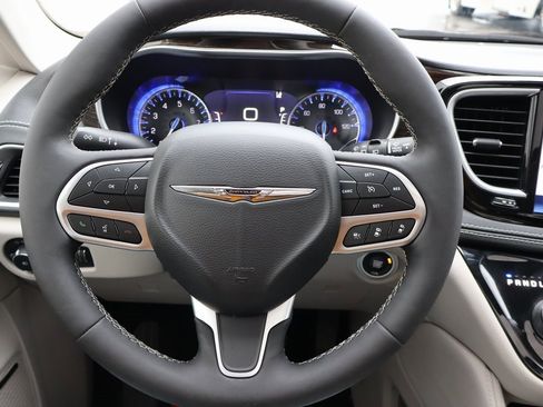 Used 2022 Chrysler Pacifica Limited image 5